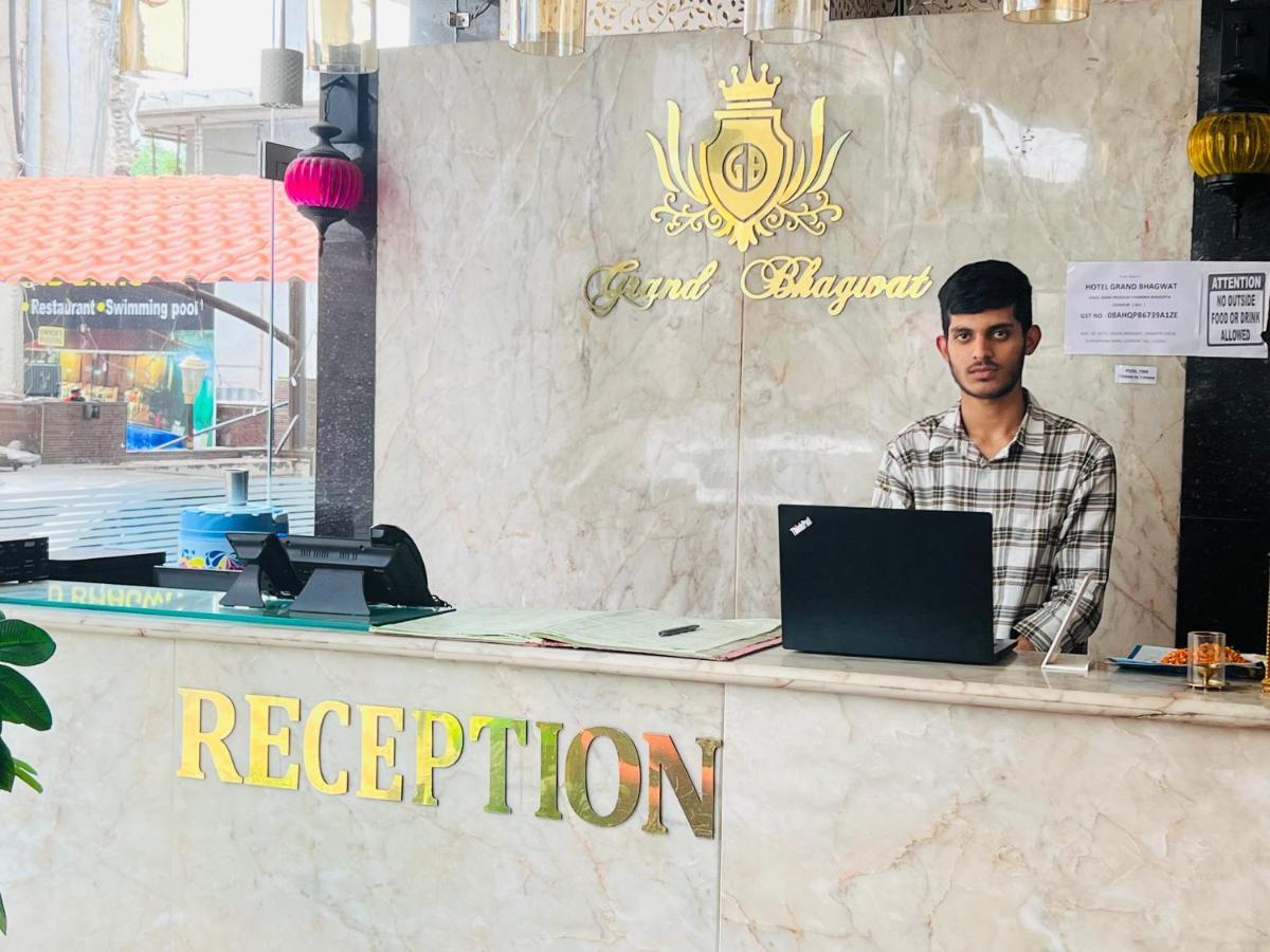 Grand Udaipur- Rooftop Cafe! Swimming Pool! Karaoke Music! Udaipur