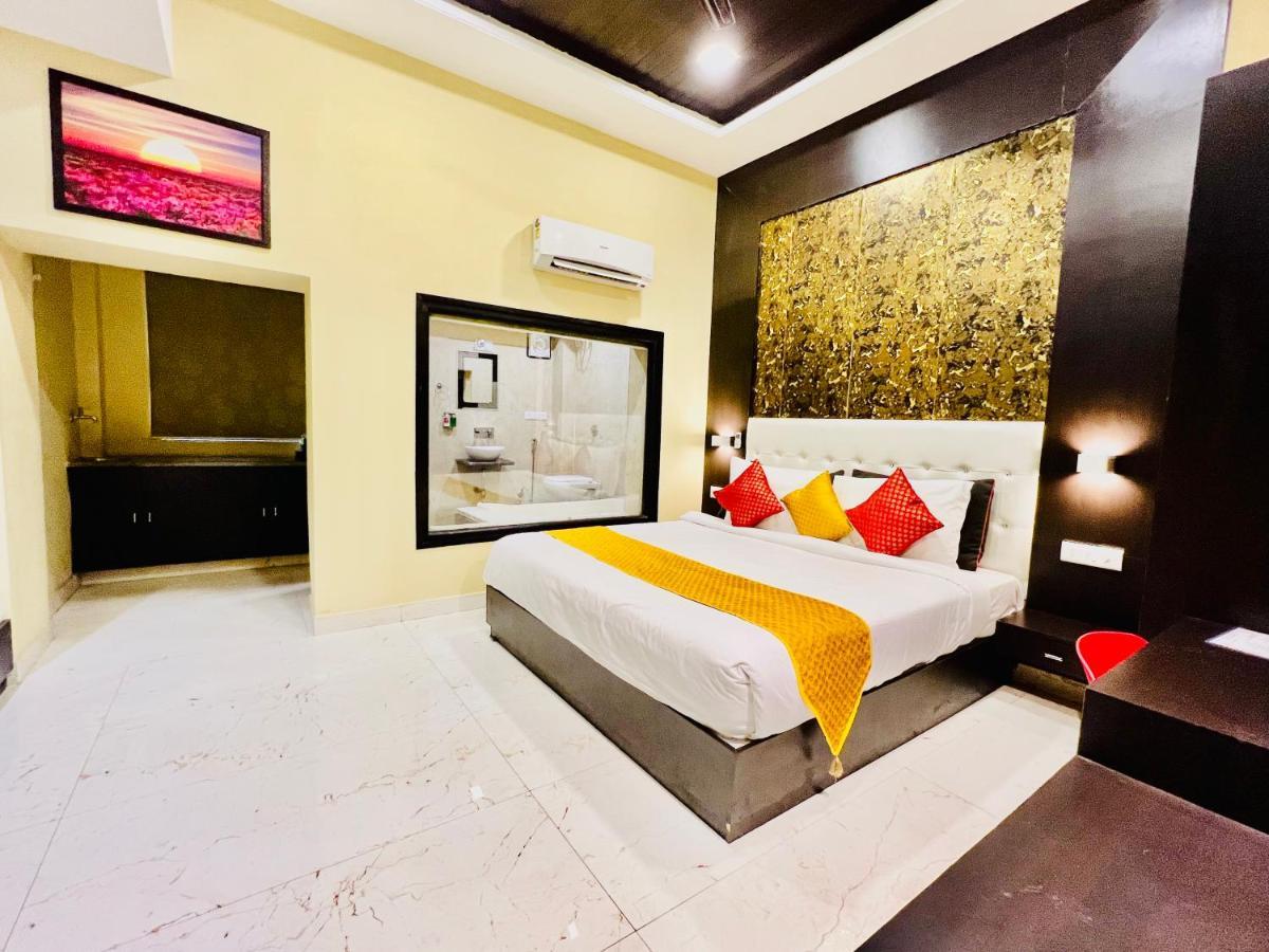 Grand Udaipur- Rooftop Cafe! Swimming Pool! Karaoke Music! 4*