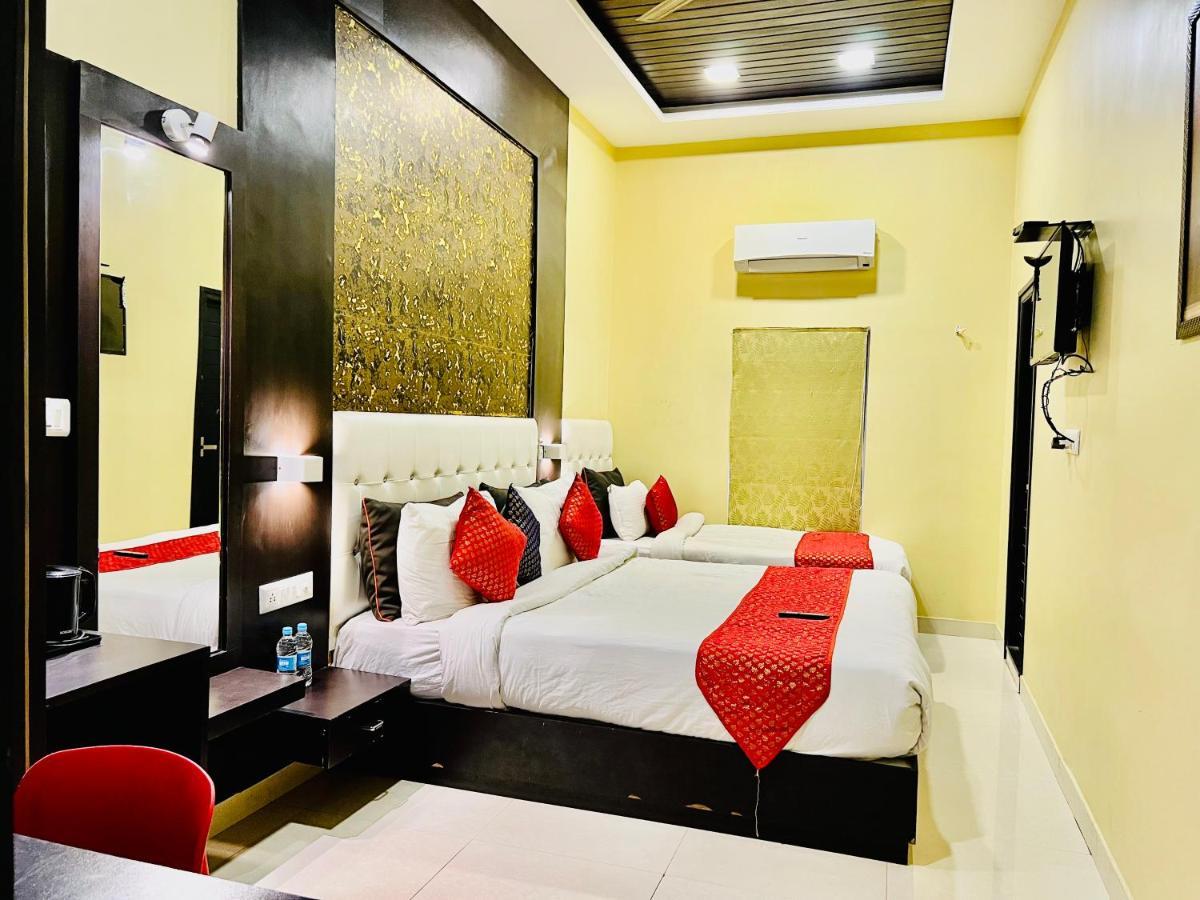 Grand Udaipur- Rooftop Cafe! Swimming Pool! Karaoke Music! Hotel 4*