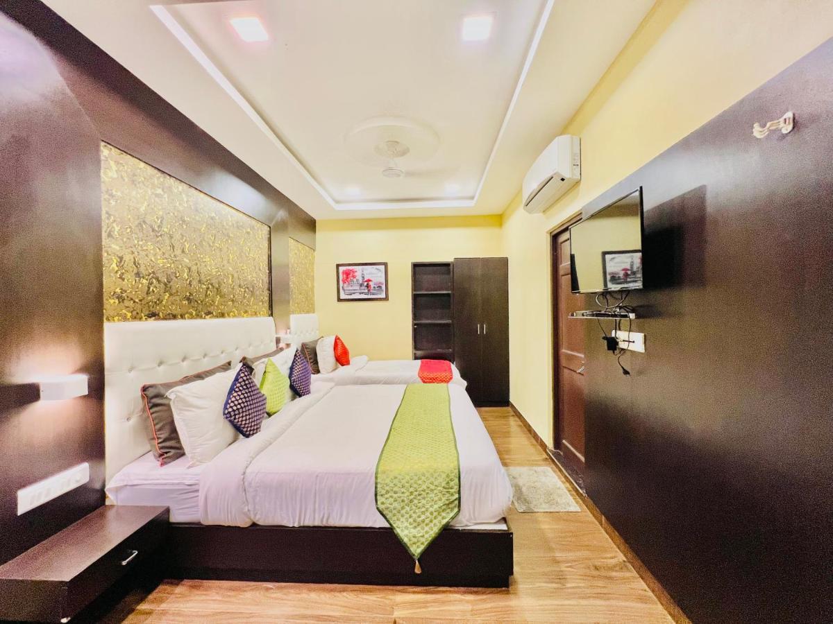 Hotel Grand Udaipur- Rooftop Cafe! Swimming Pool! Karaoke Music! Udaipur