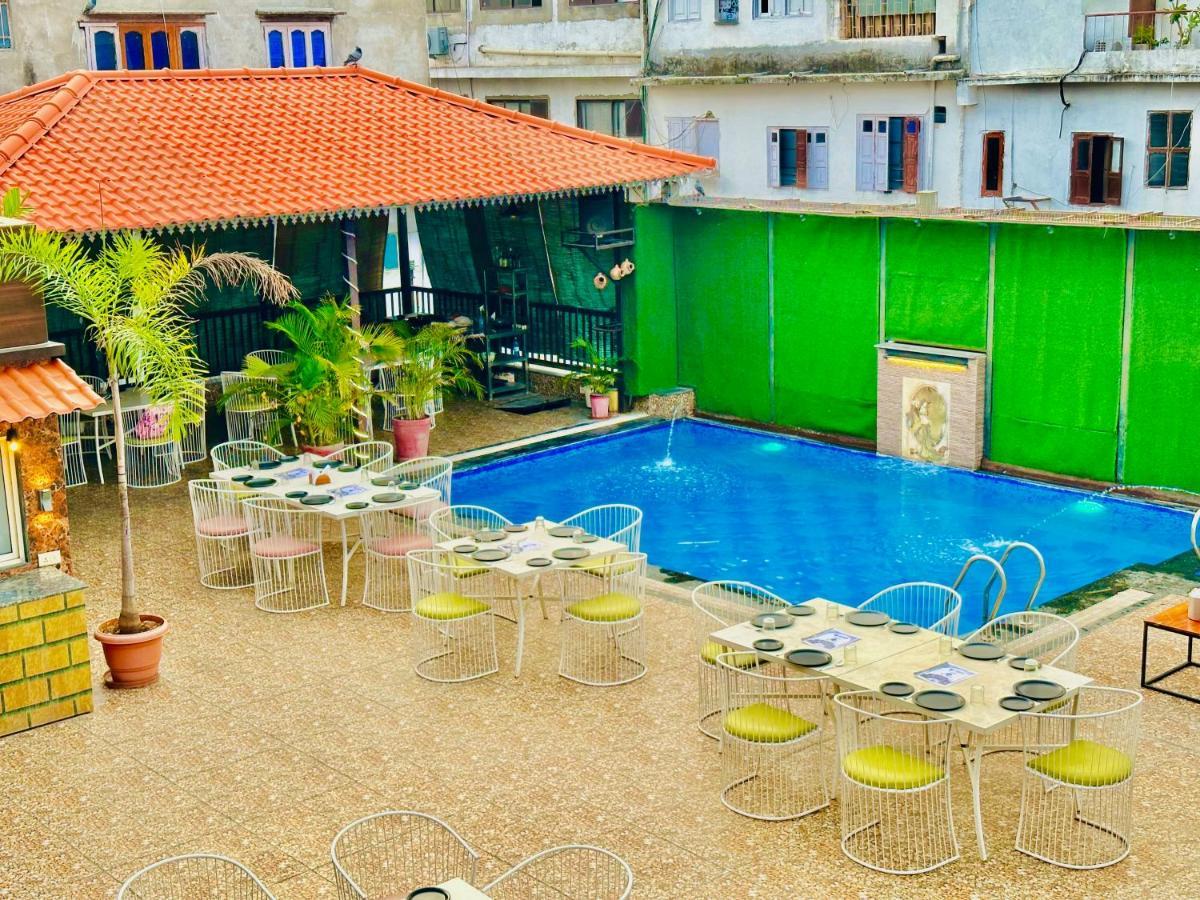 Grand Udaipur- Rooftop Cafe! Swimming Pool! Karaoke Music! 4* Udaipur