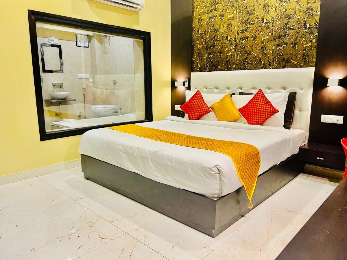 Grand Udaipur- Rooftop Cafe! Swimming Pool! Karaoke Music! Hotel Udaipur