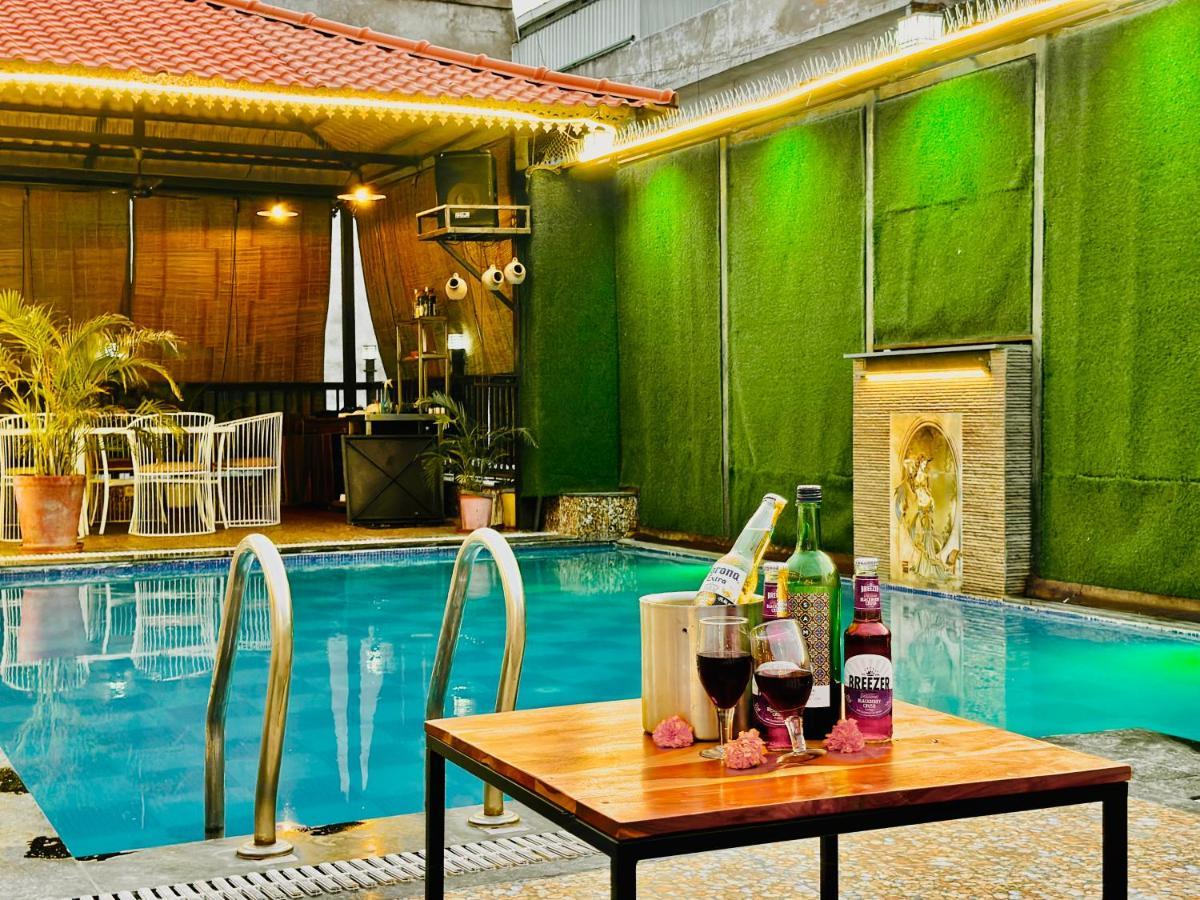 Grand Udaipur- Rooftop Cafe! Swimming Pool! Karaoke Music! Udaipur