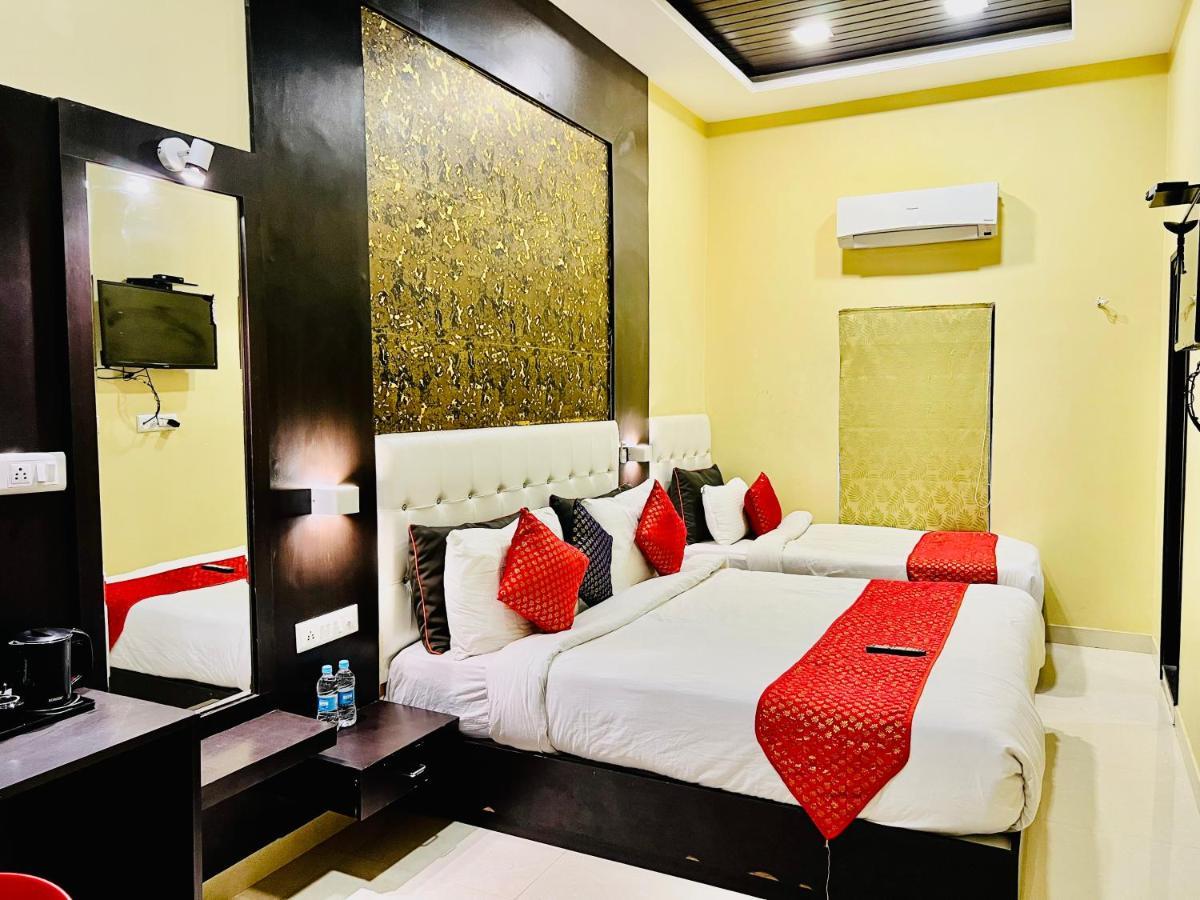 Grand Udaipur- Rooftop Cafe! Swimming Pool! Karaoke Music! 4*