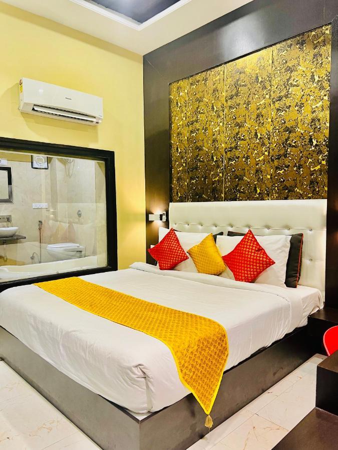 Grand Udaipur- Rooftop Cafe! Swimming Pool! Karaoke Music! Hotel 4*