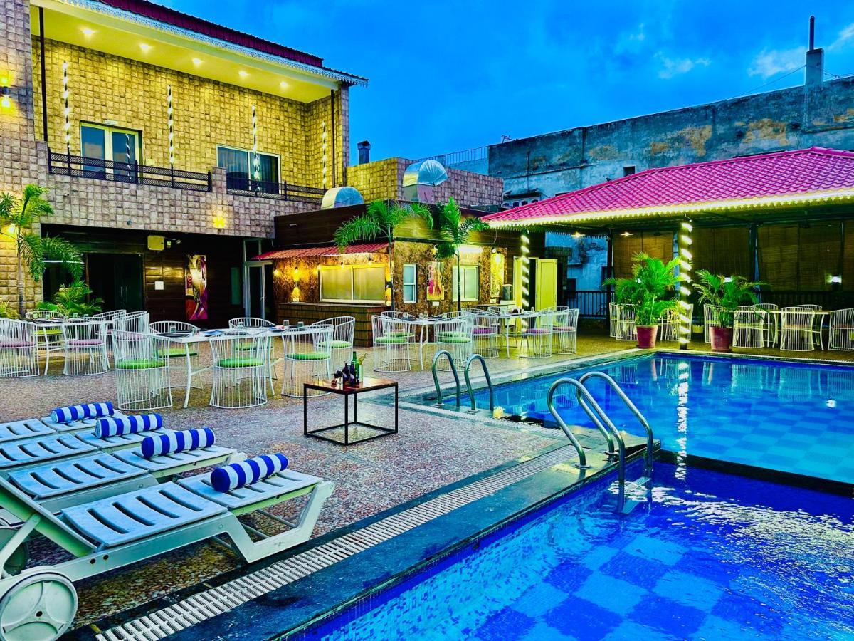 Grand Udaipur- Rooftop Cafe! Swimming Pool! Karaoke Music! Udaipur