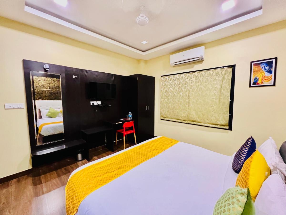 Grand Udaipur- Rooftop Cafe! Swimming Pool! Karaoke Music! Hotel Udaipur