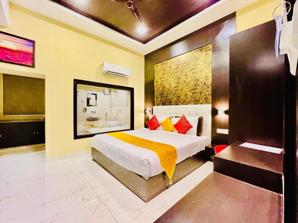 Grand Udaipur- Rooftop Cafe! Swimming Pool! Karaoke Music! 4* Udaipur