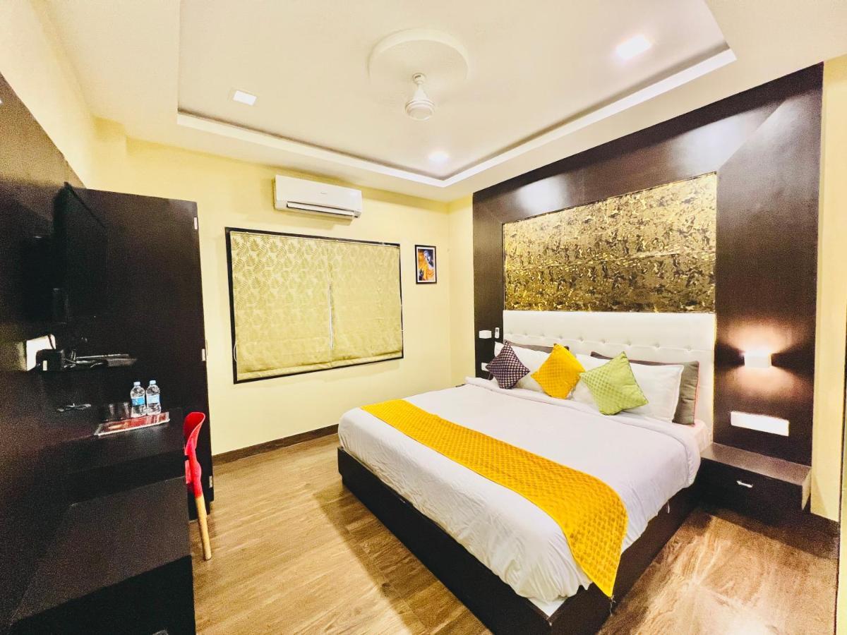 Grand Udaipur- Rooftop Cafe! Swimming Pool! Karaoke Music! Hotel Udaipur