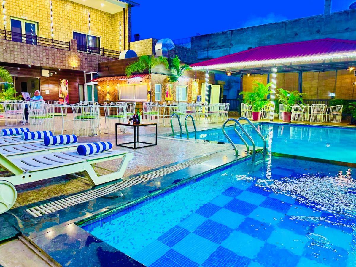 Grand Udaipur- Rooftop Cafe! Swimming Pool! Karaoke Music! 4*