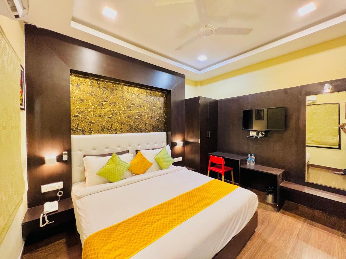 Grand Udaipur- Rooftop Cafe! Swimming Pool! Karaoke Music! Udaipur