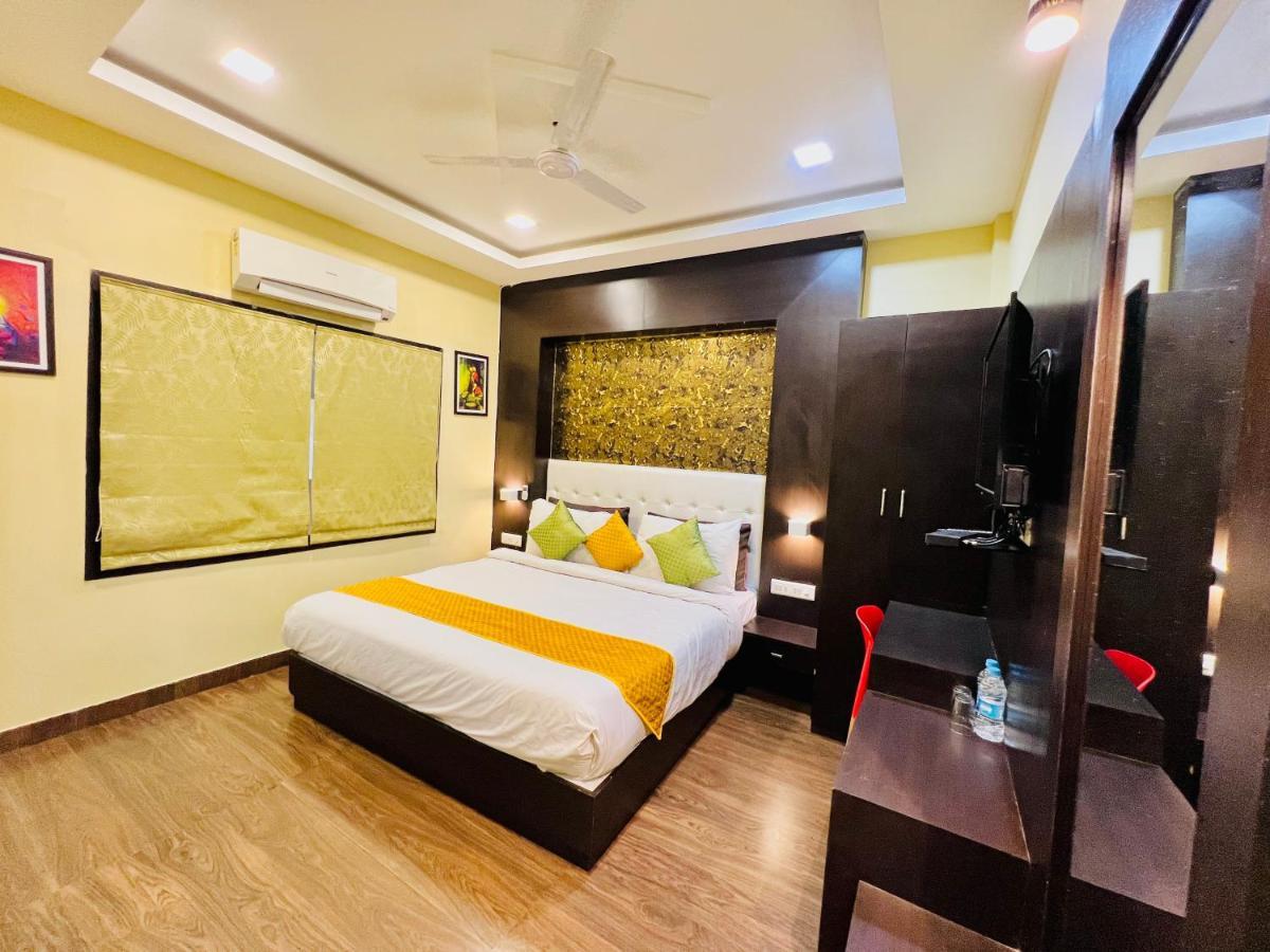 Hotel Grand Udaipur- Rooftop Cafe! Swimming Pool! Karaoke Music! 4*