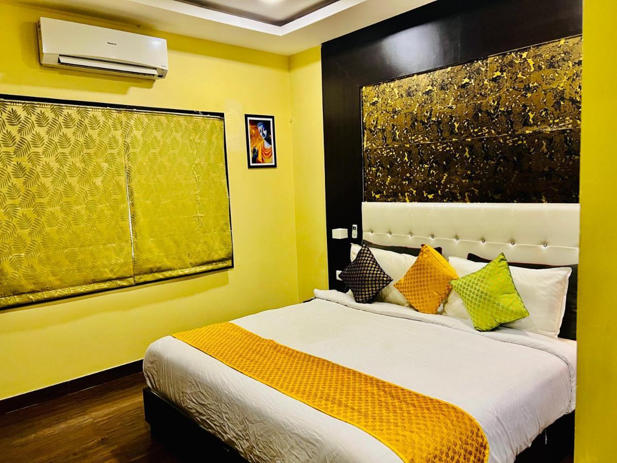 Grand Udaipur- Rooftop Cafe! Swimming Pool! Karaoke Music! 4*