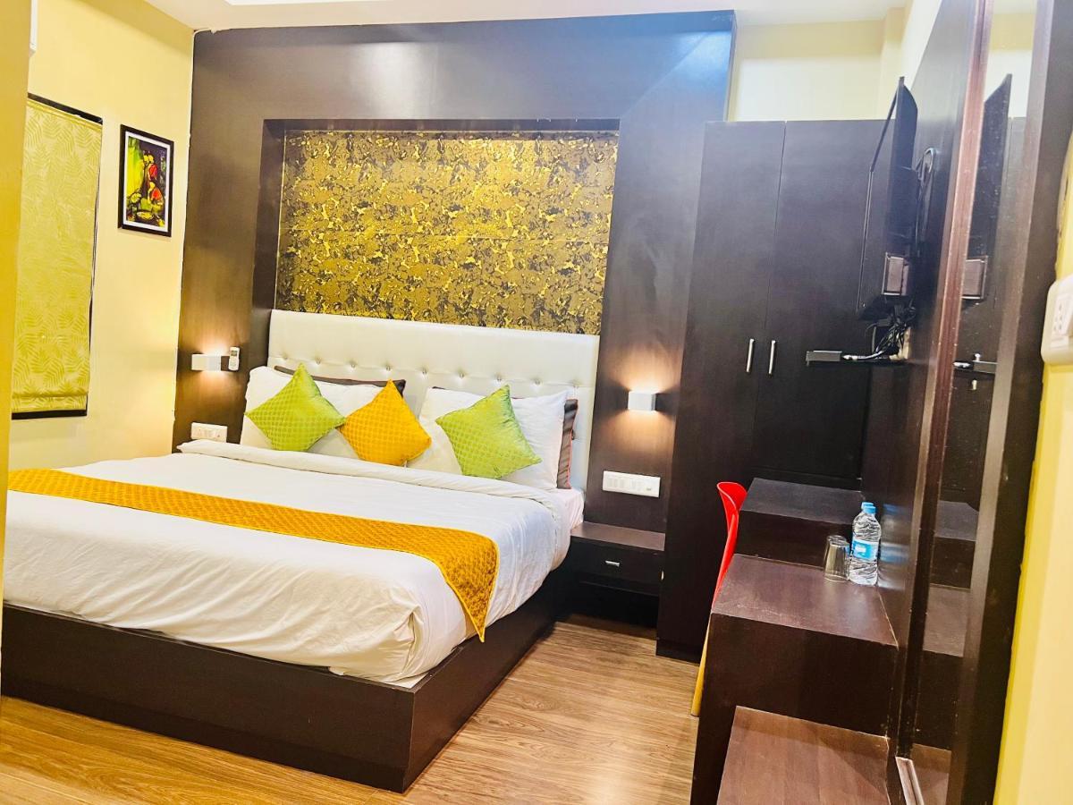 Grand Udaipur- Rooftop Cafe! Swimming Pool! Karaoke Music! Hotel Udaipur
