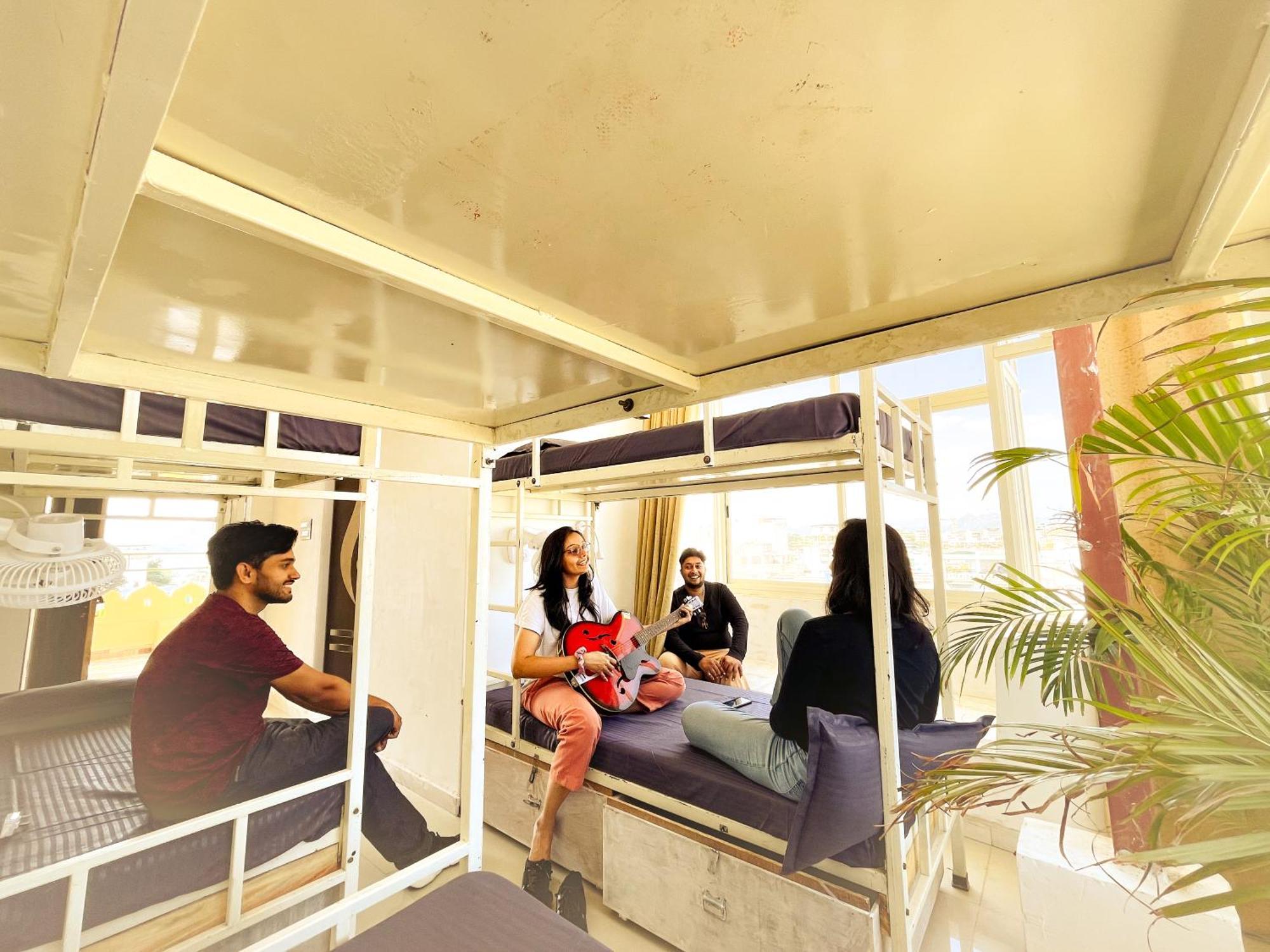 Hotstel Hostel *