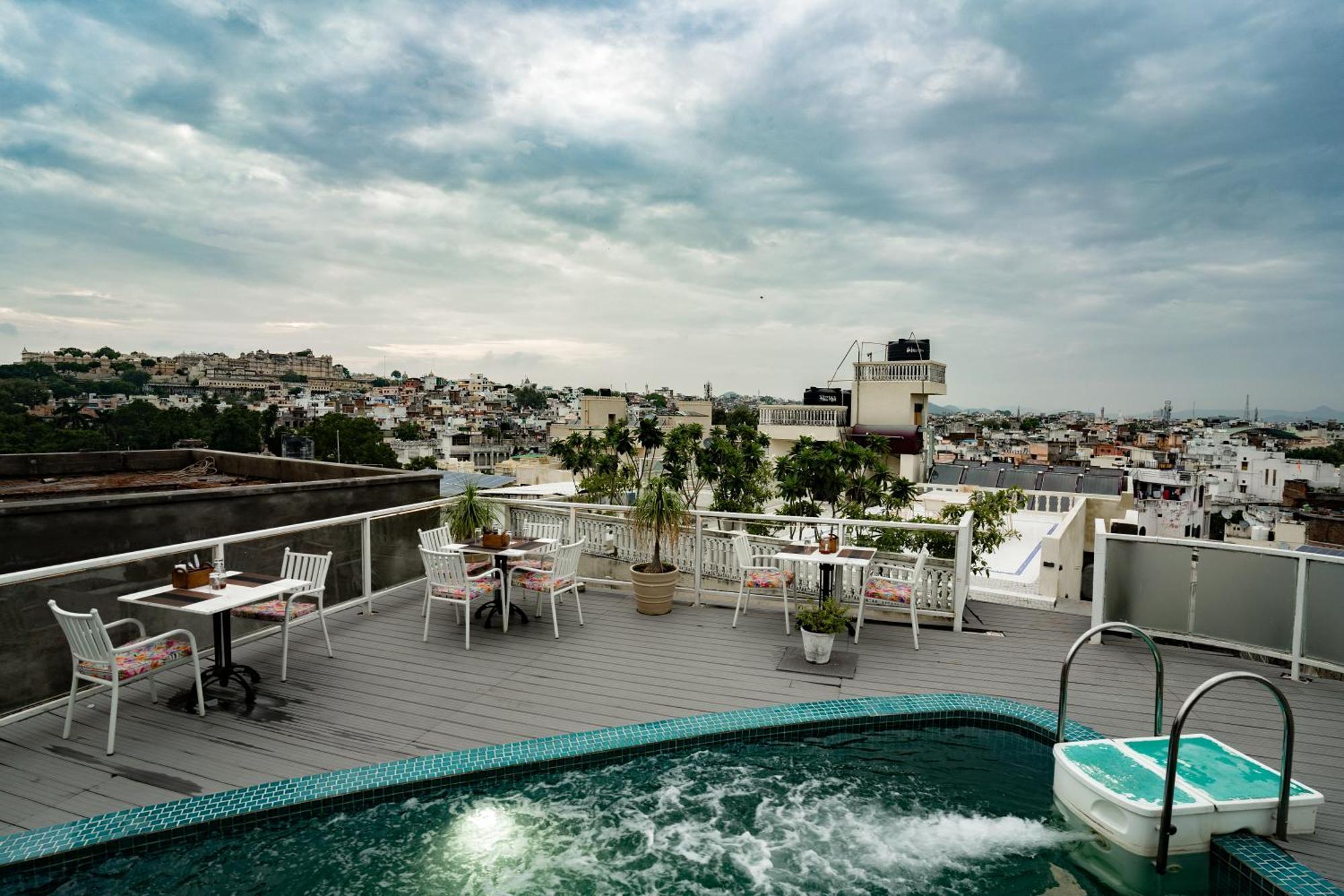Hotel Tripli Shiv