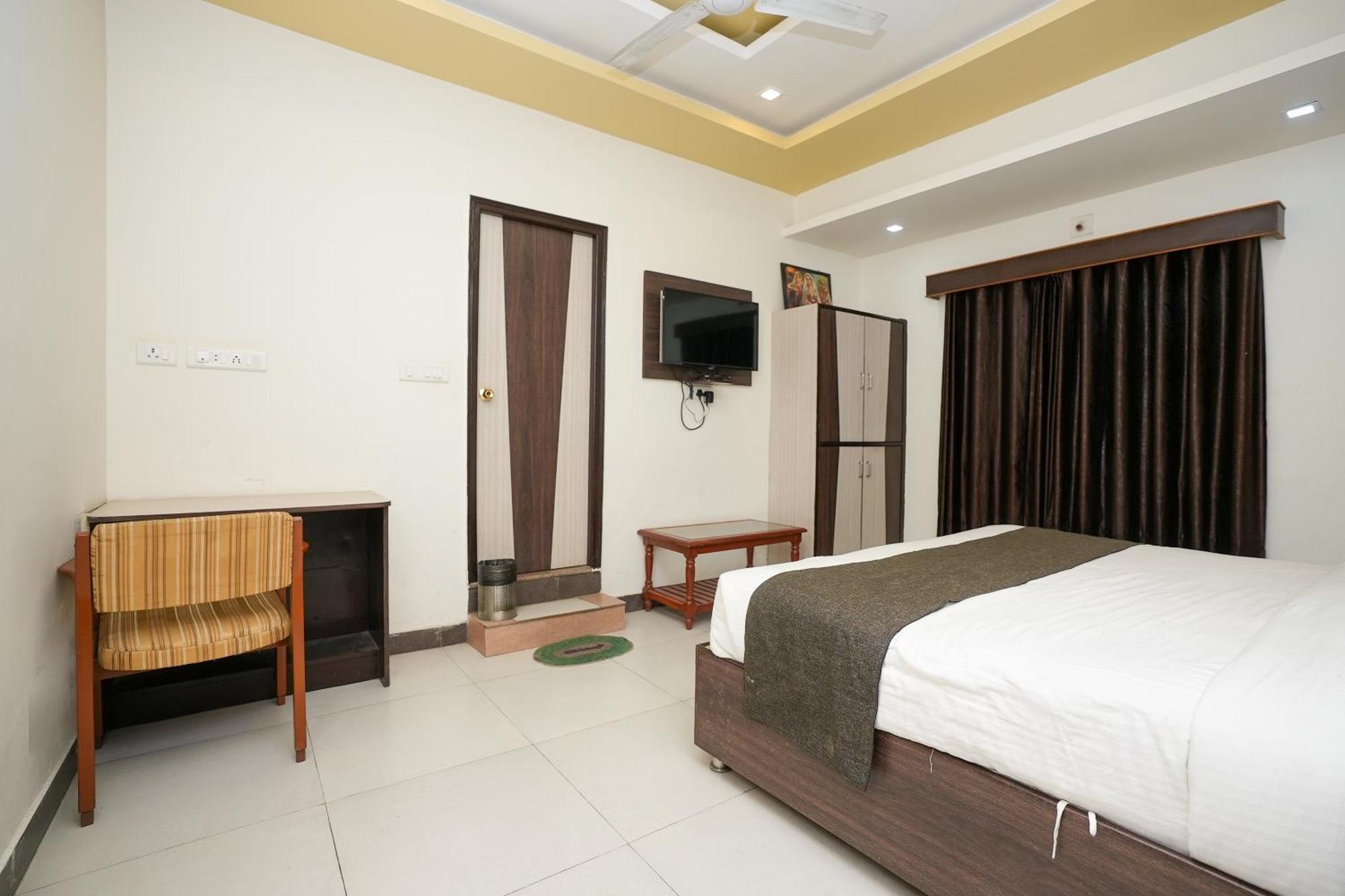 Hotel Opera Near Bus Stand 3*