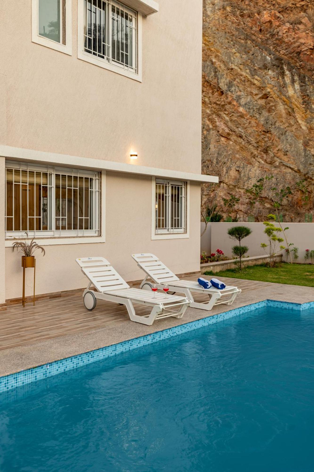 Elivaas Shourya Eden Luxe 3bhk With Pvt Pool,