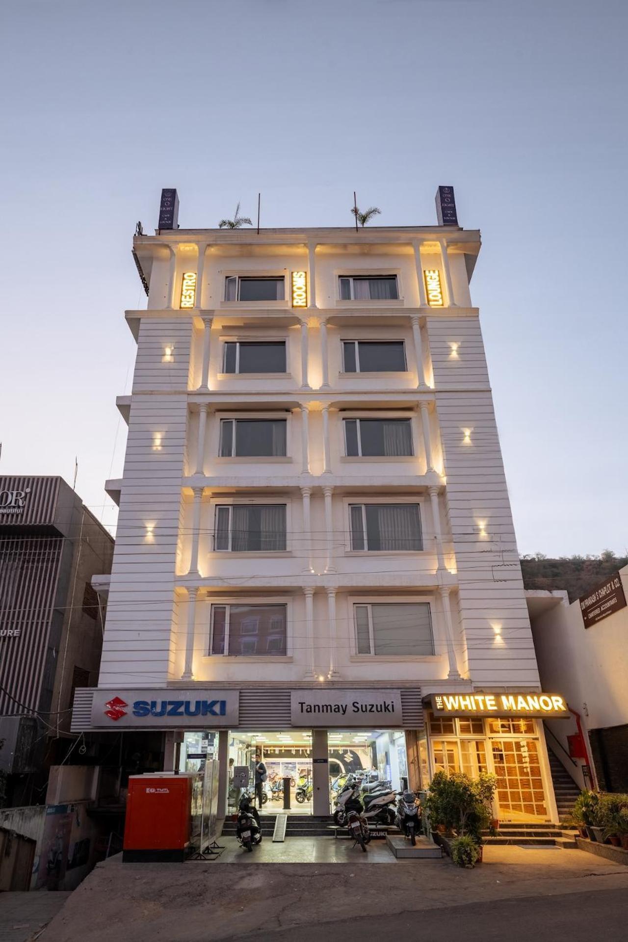 Hotel Tripli White Manor