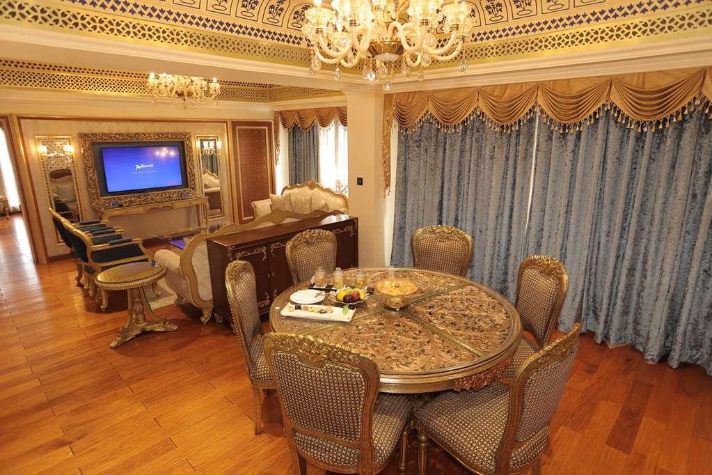 Radisson Blu Palace & Hotel Udaipur
