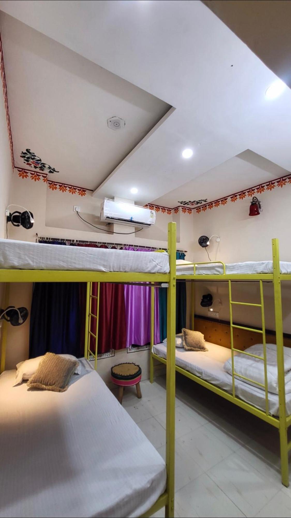 Hotel Hanuman Ghat On Pichola 2*