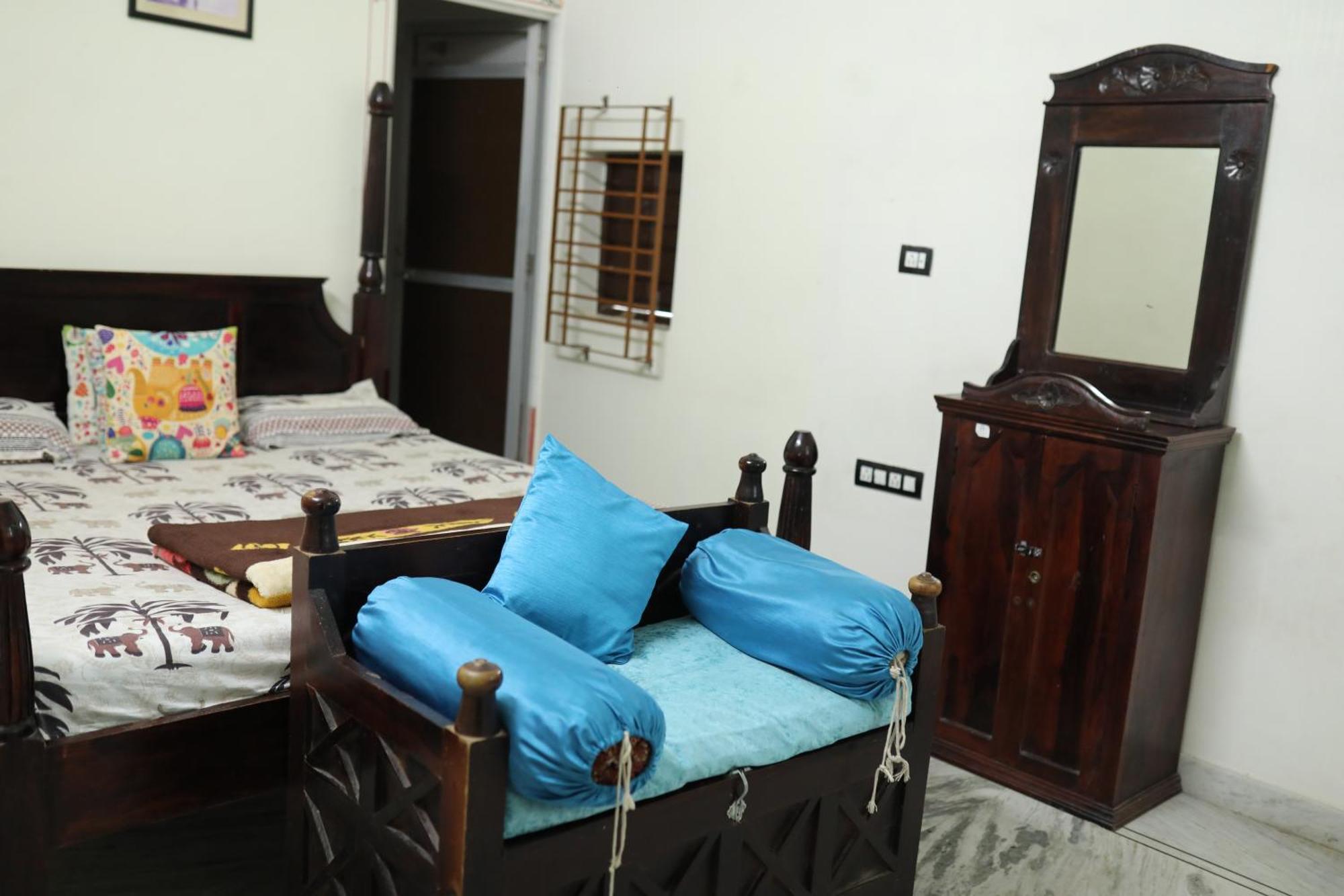 Hostel Whereabout *