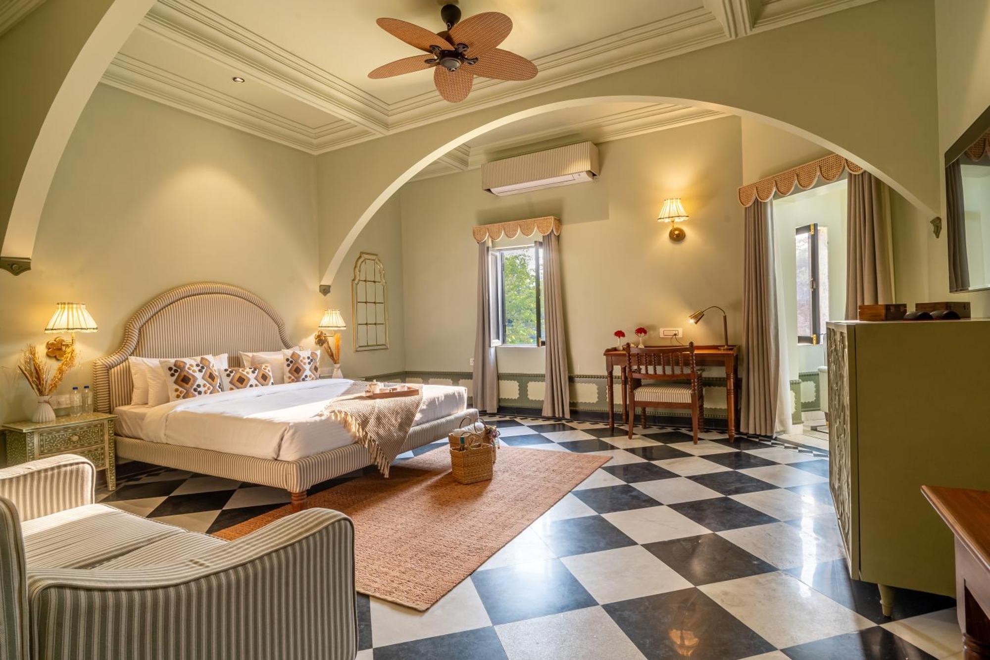 Hotel Daulatgarh And