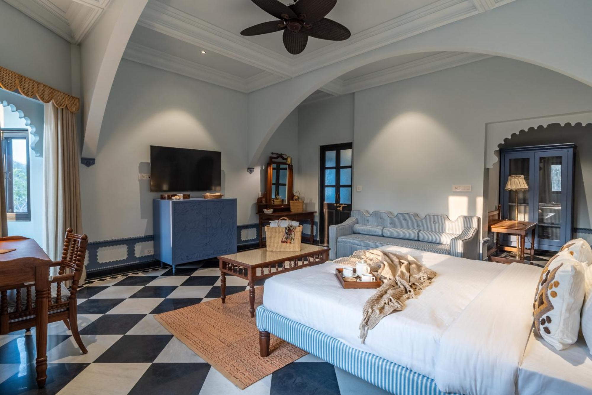 Hotel Daulatgarh And