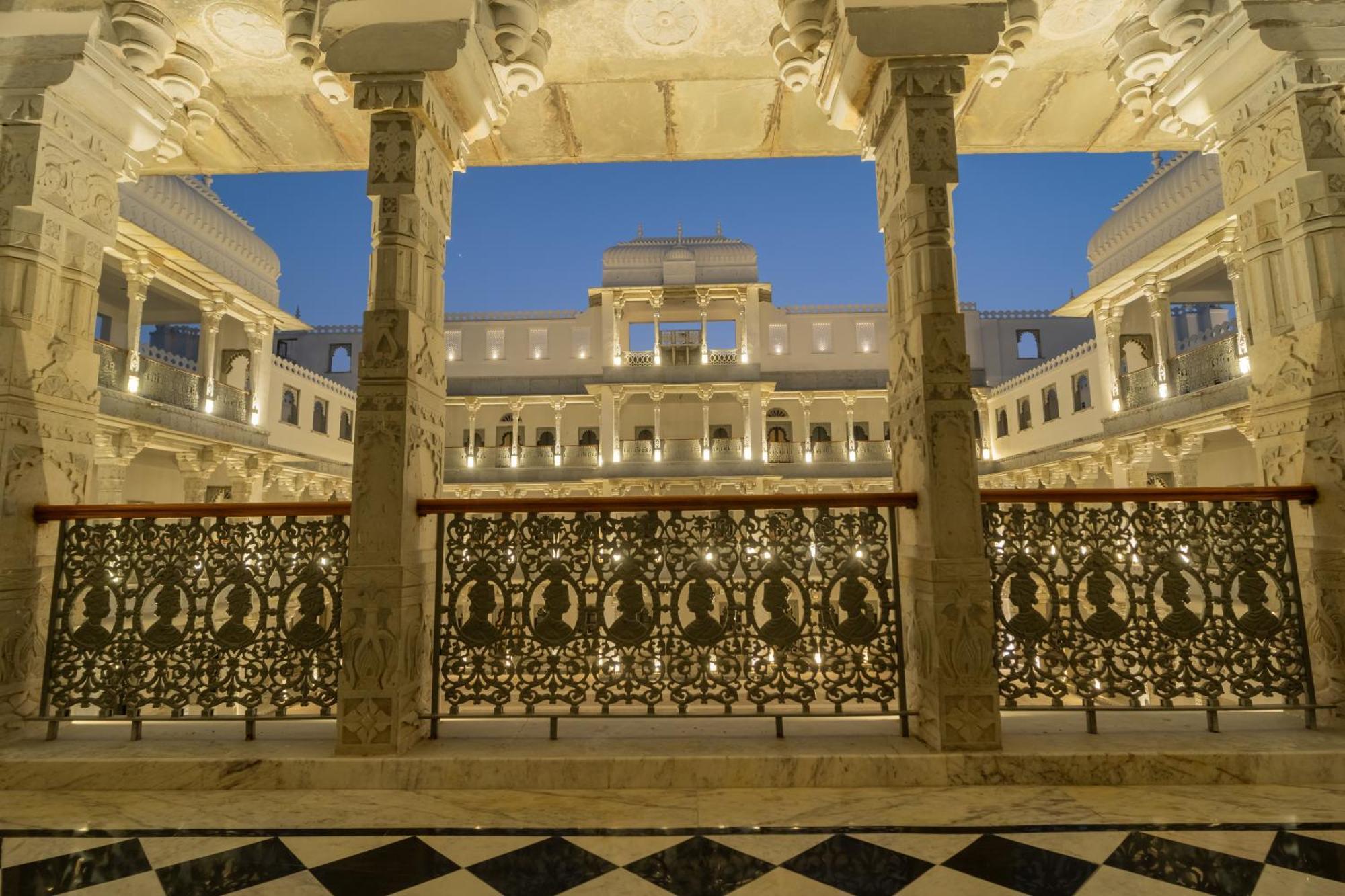 Hotel Daulatgarh And