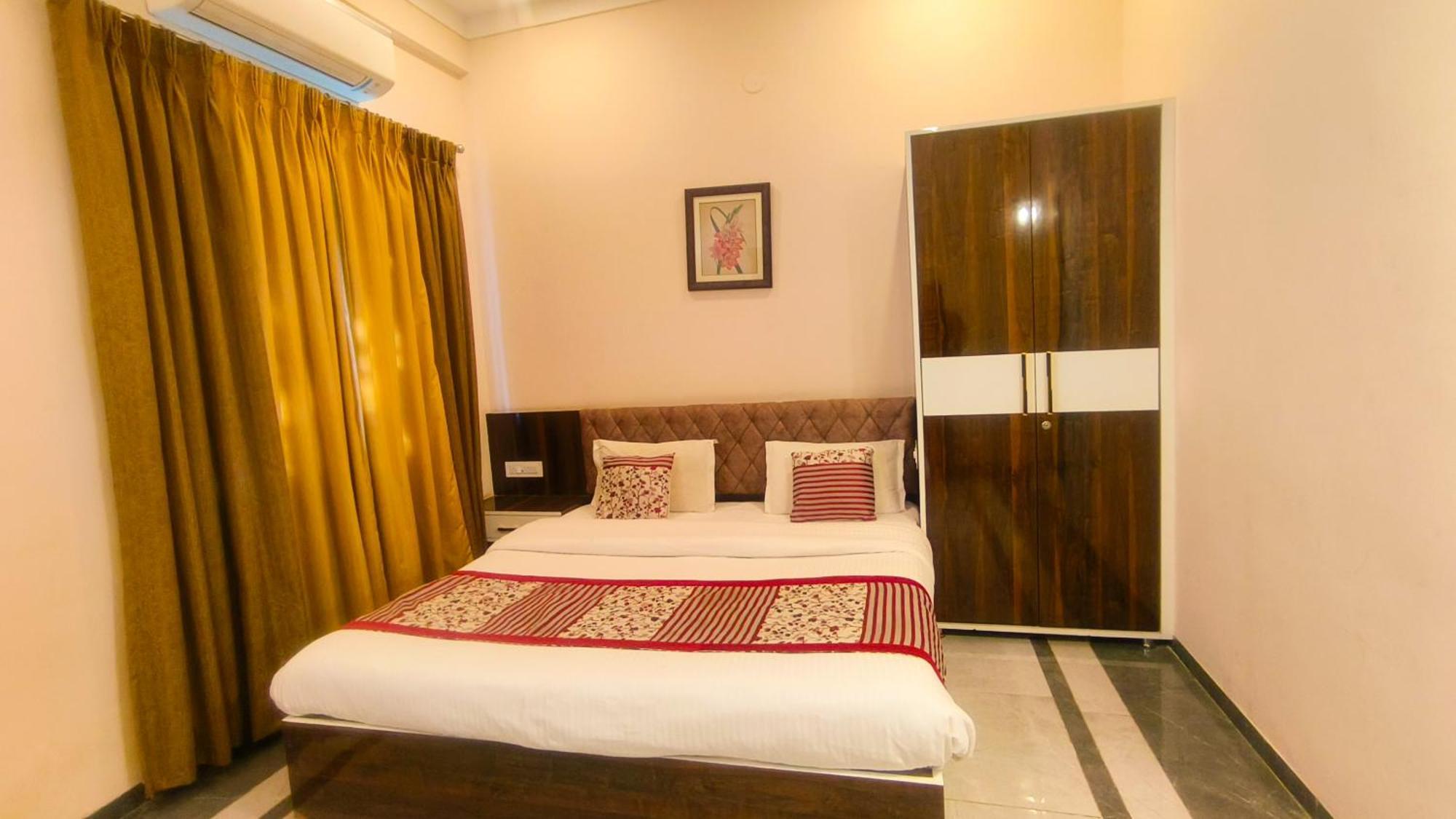 Jagat Near Fatehsagar Hotel