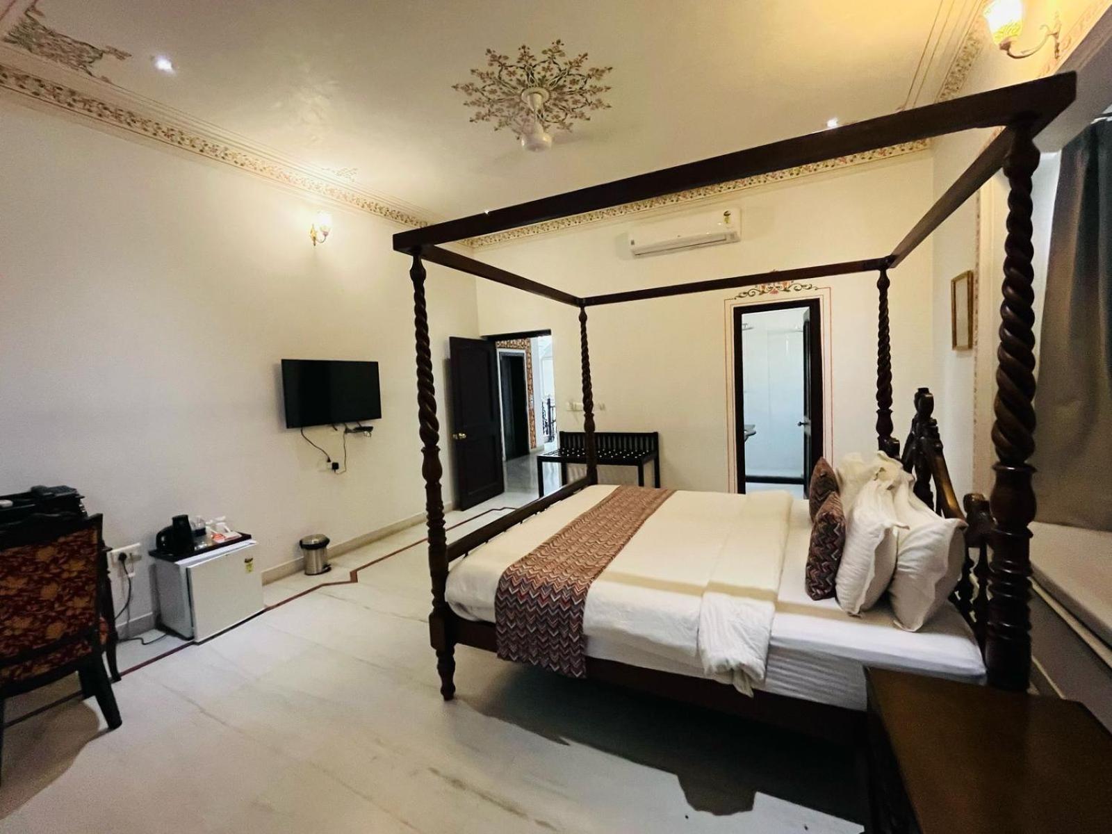 Boheda Palace Medi Pe Cafe & Restaurant View Hotel Udaipur