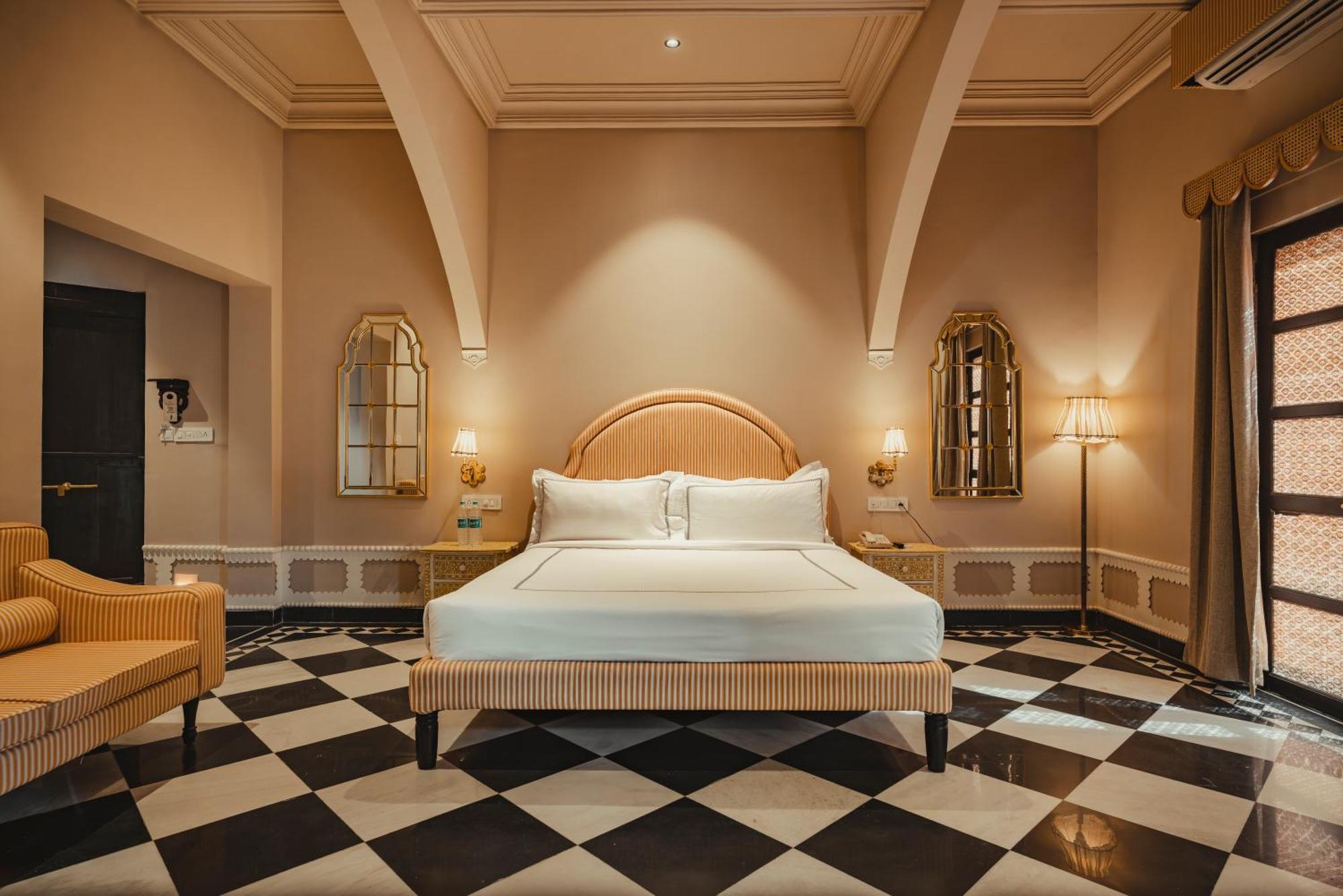Hotel Daulatgarh And