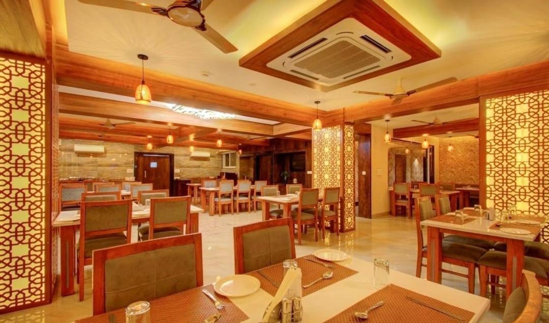 Hotel Opulence - 500 Meters From Railway Station Udaipur
