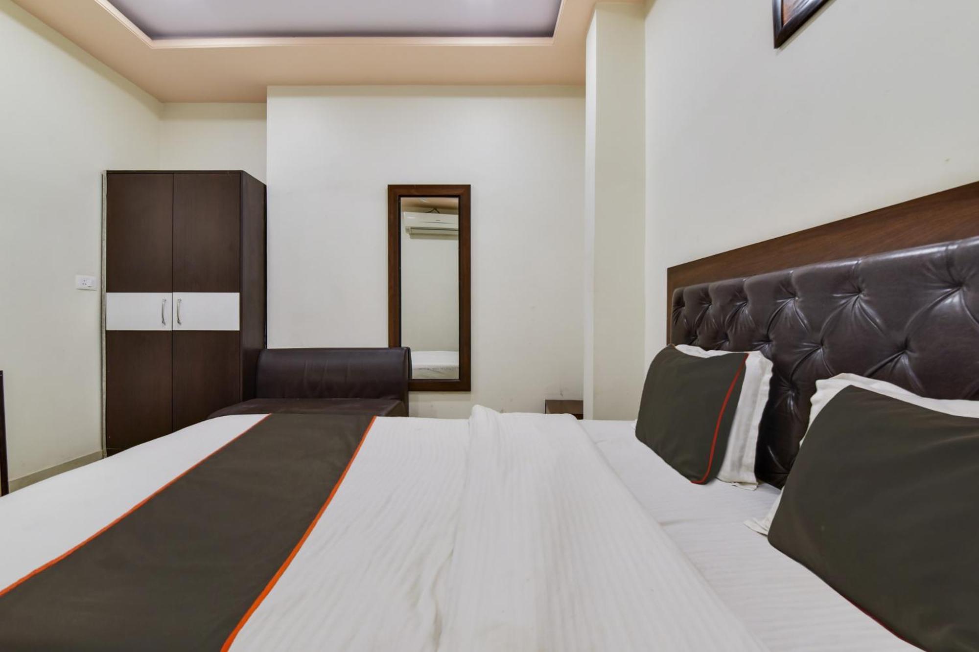 Super O Ratnam Palace Hotel