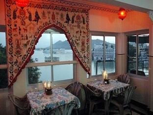 Jheel & Restaurant 3*