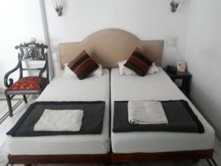 Devraj Niwas On Pichola Hotel 3*