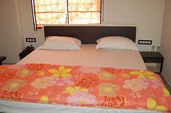 Capital O 11716 Everest Hotel