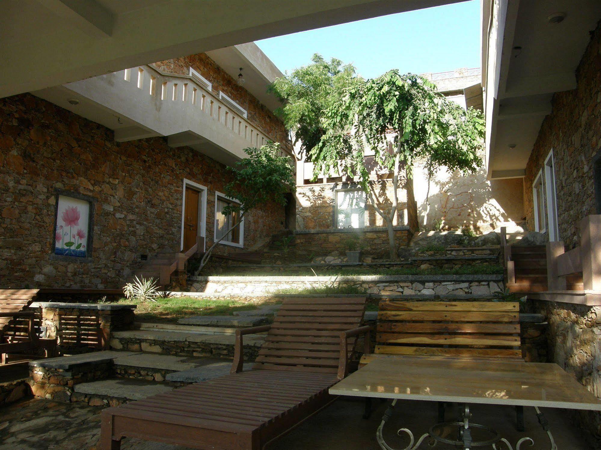 Devra Hotel