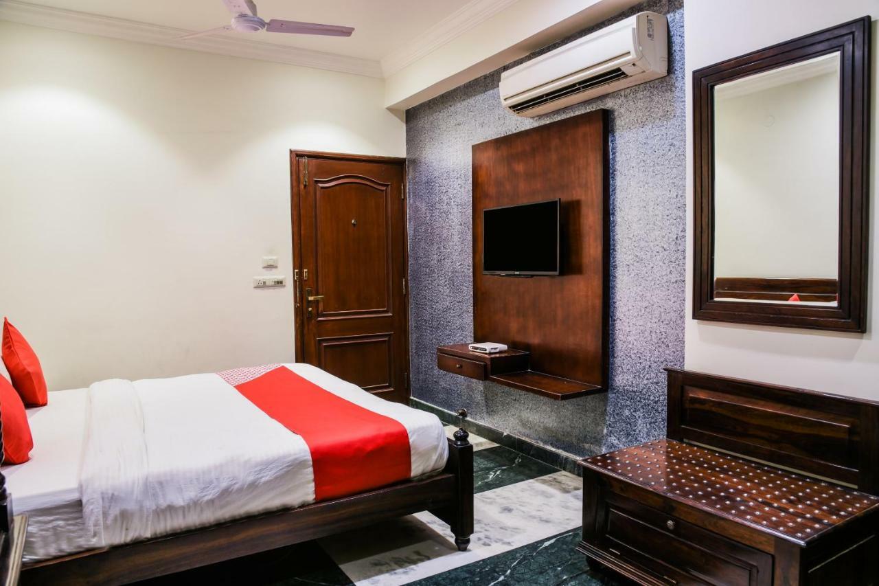 Oyo 1681 Devansh Hotel