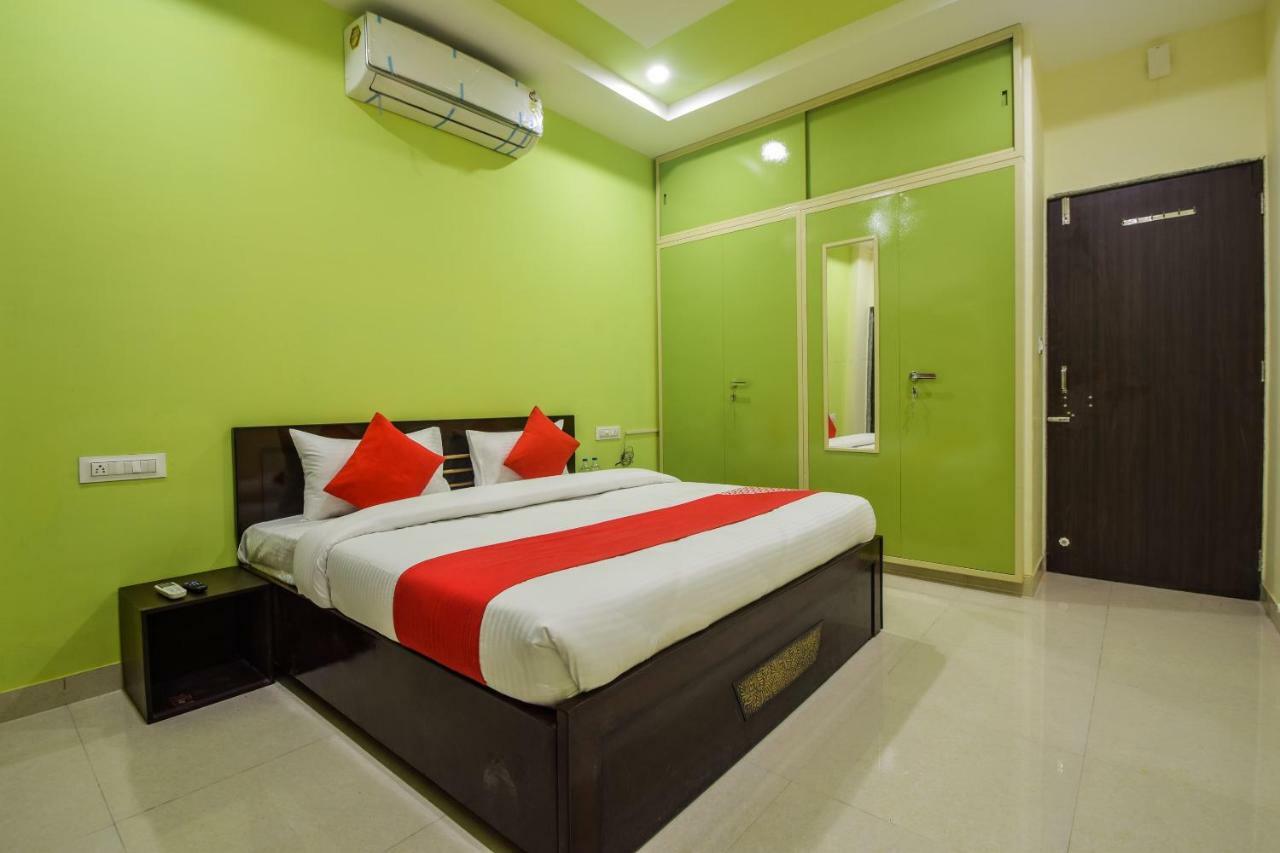 Oyo 35734 F Cube Hotel