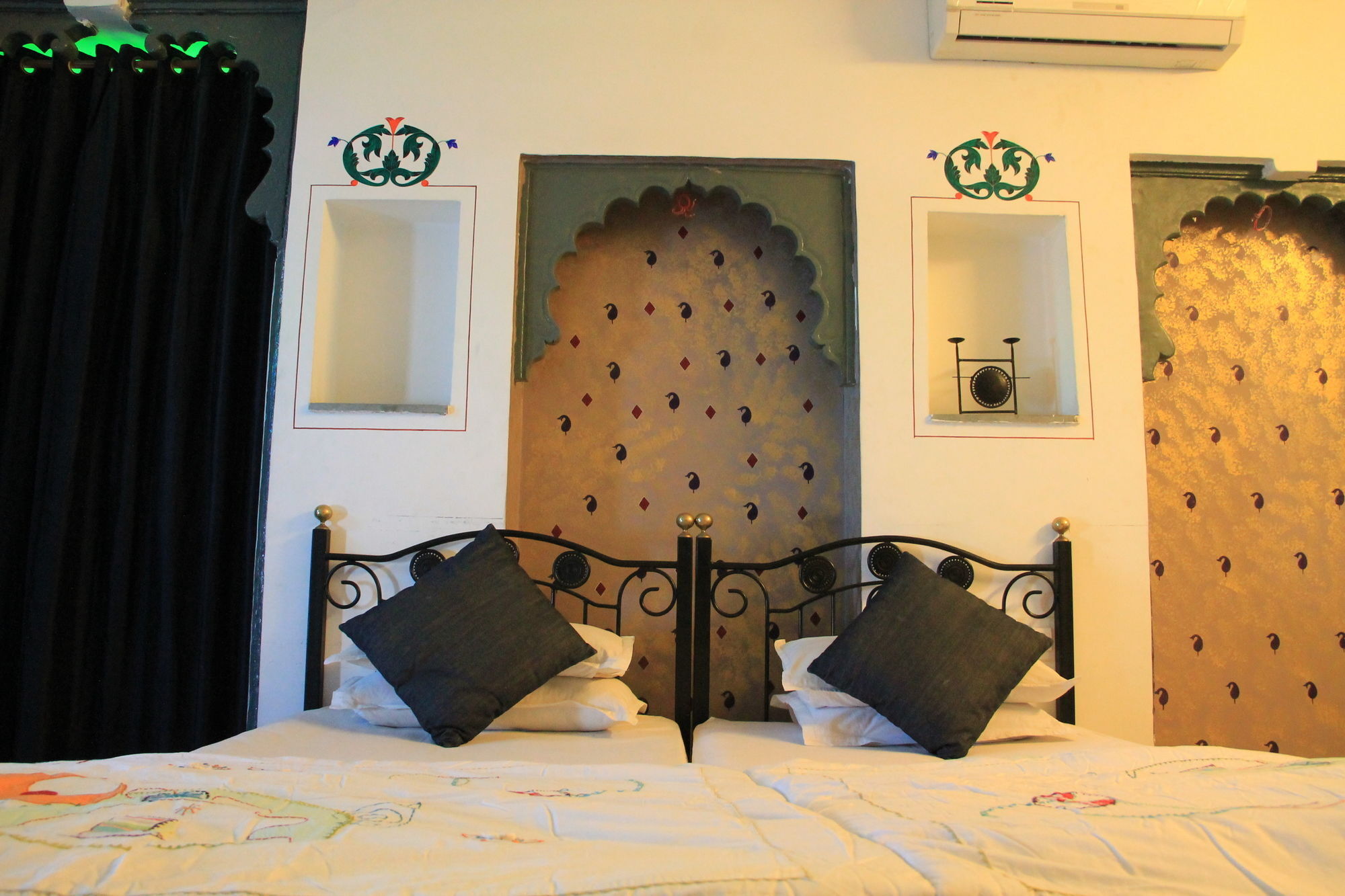 Udai Niwas On Pichola Hotel Udaipur