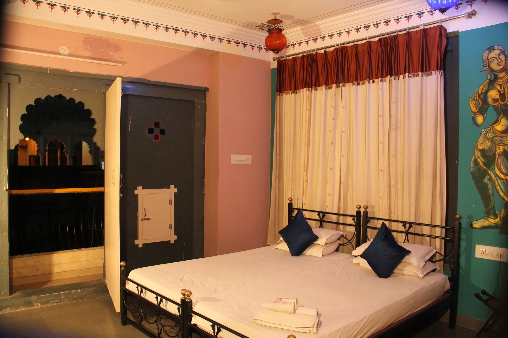 Udai Niwas On Pichola Hotel Udaipur