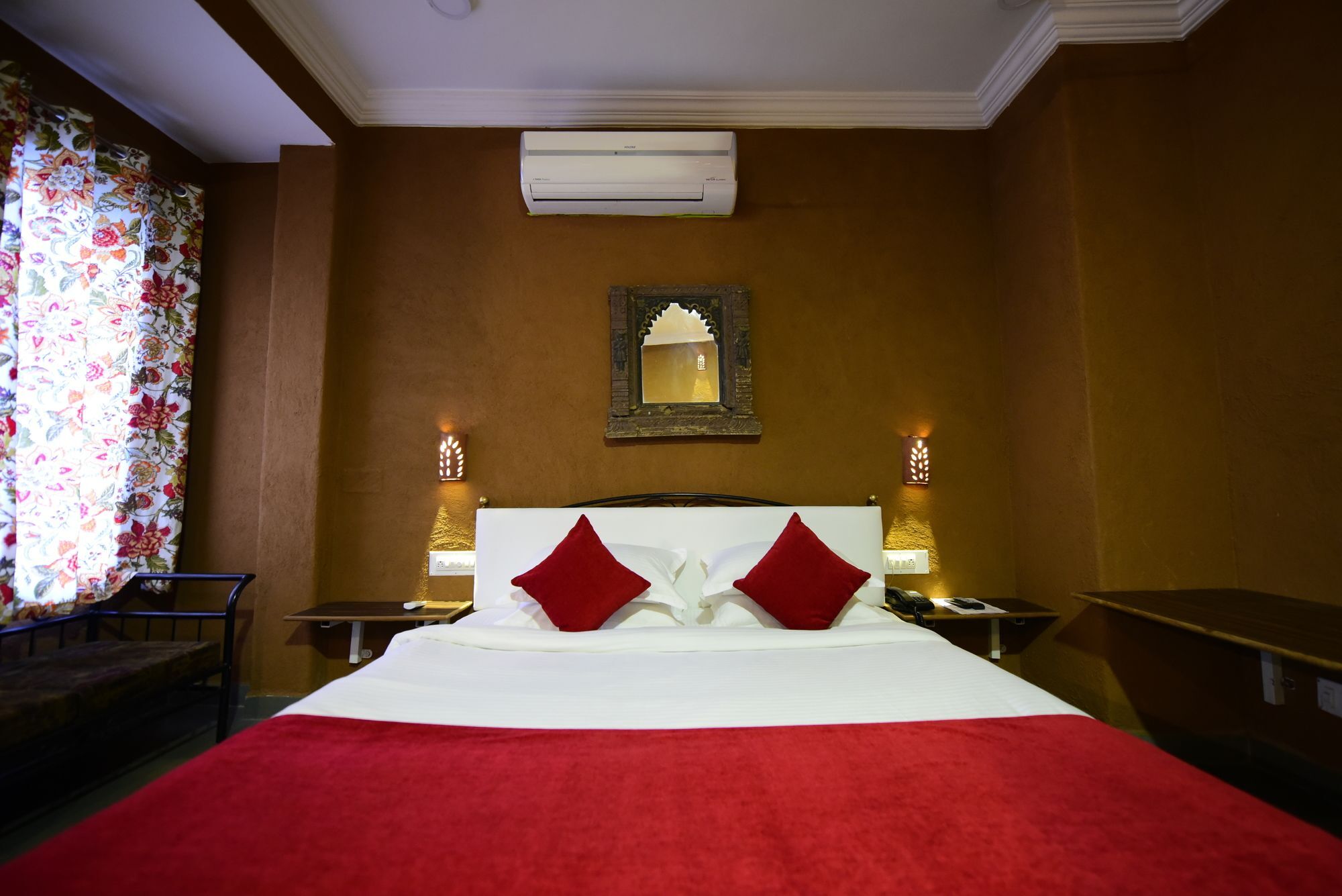 Hotel Udai Niwas On Pichola 3*