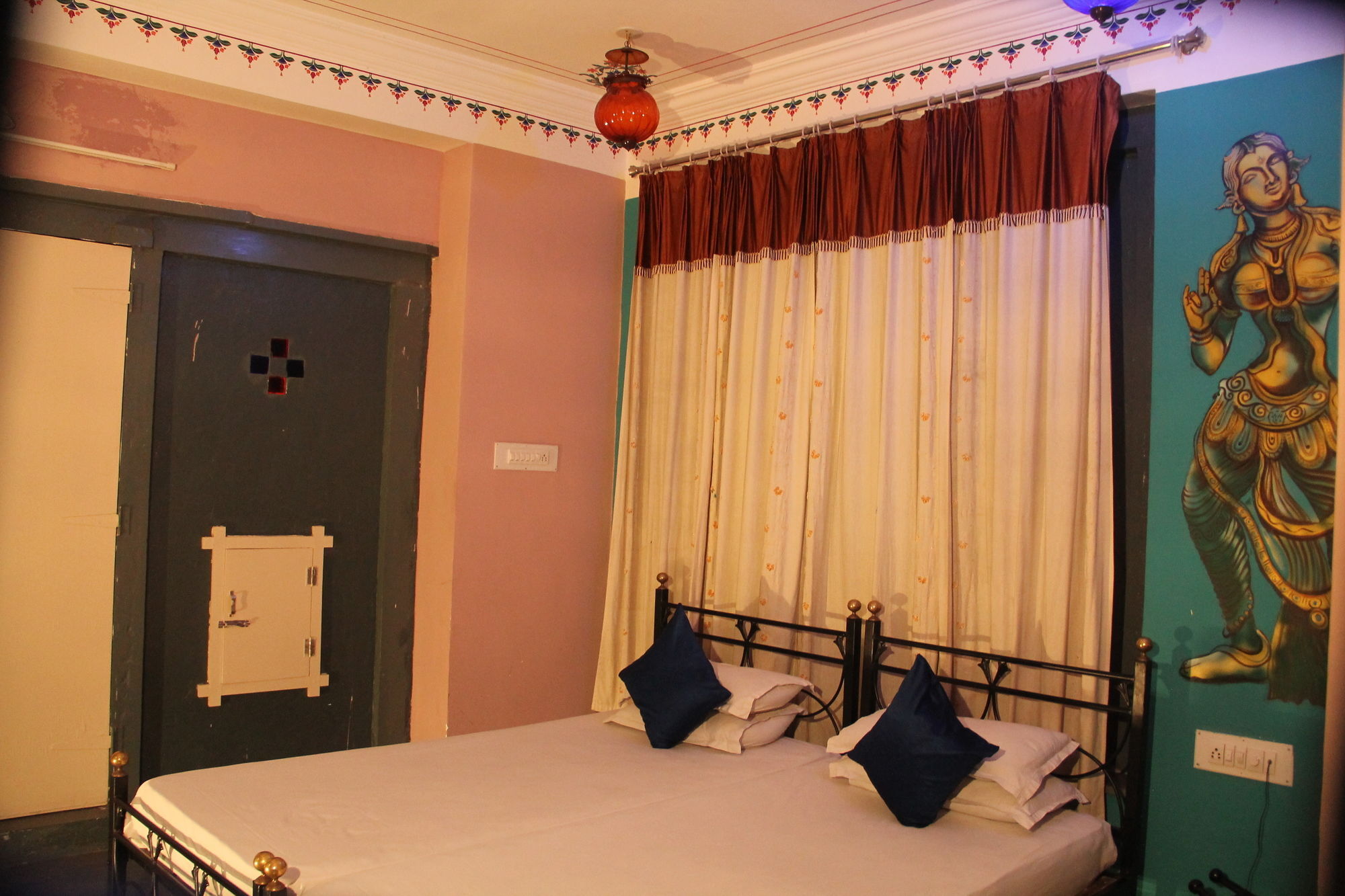 Udai Niwas On Pichola 3*