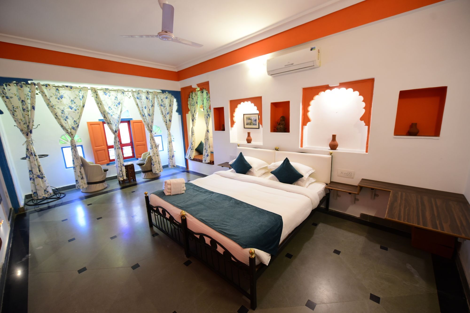 Hotel Udai Niwas On Pichola Udaipur
