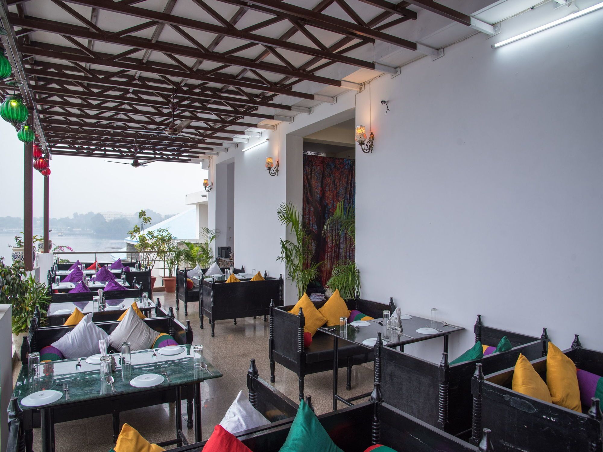 Capital O 11716 Everest Hotel