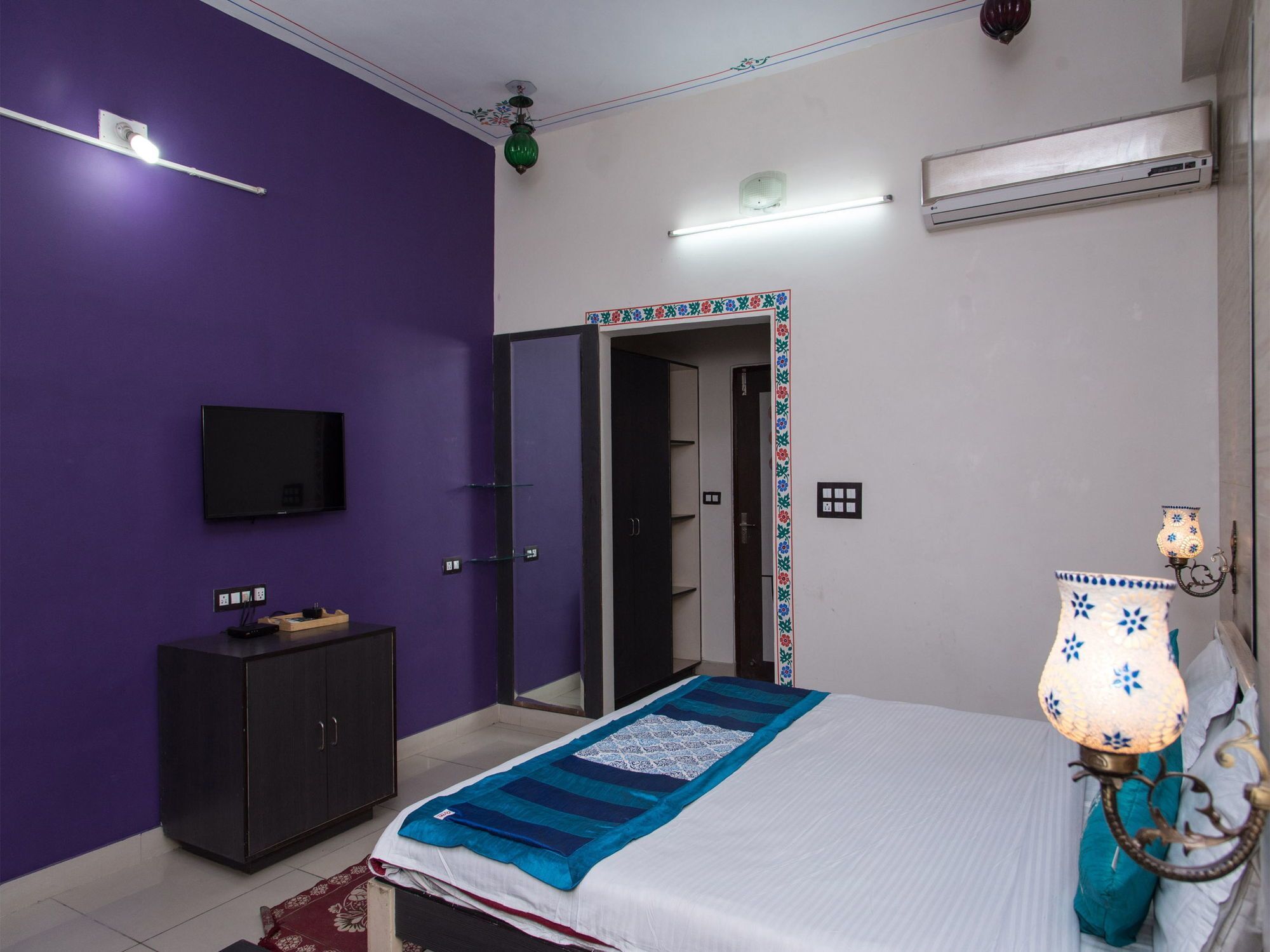 Hotel Capital O 11716 Everest