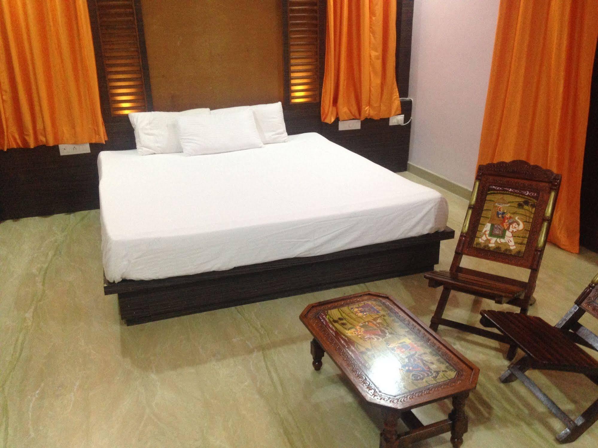 Hostel Backpacker Panda Lake Fateh Sagar Udaipur