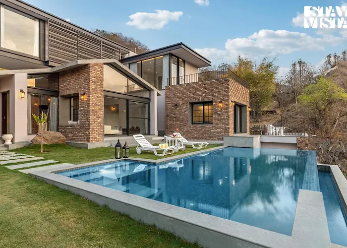 Stayvista\'S Ikebana - Living By The Forest Edge - Mountain-View Villa With Infinity Pool, Lawn, & Indoor-Outdoor Games