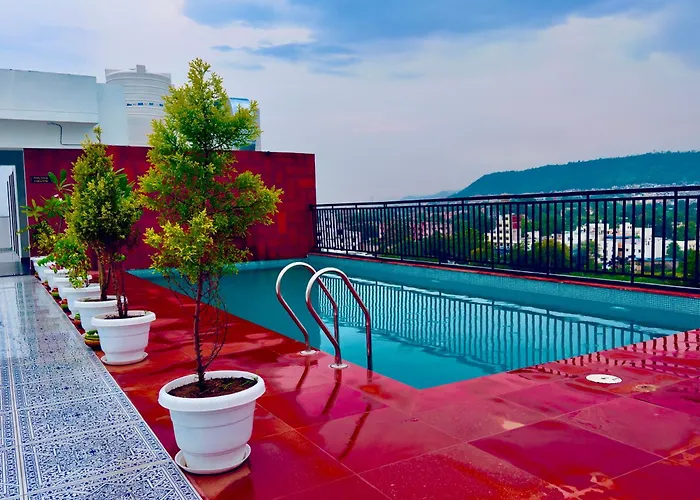 The Glance Inn Udaipur By Naina Staycation - Rooftop Swimming Pool ! Prime Location ! Most Awarded ! Big Parking !